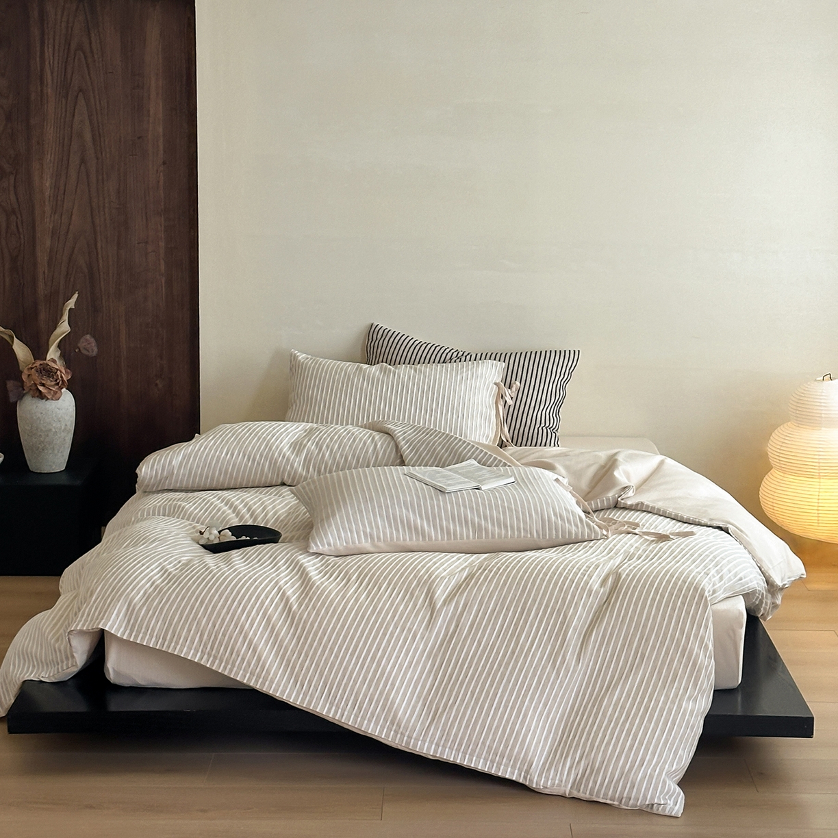 91家纺网 家纺一手货源 找家纺 （总）小春日和 2025新款纯棉棉麻民宿中性风四件套高端全棉人字纹条纹被套加大纯色床单1.8床笠男士四件套