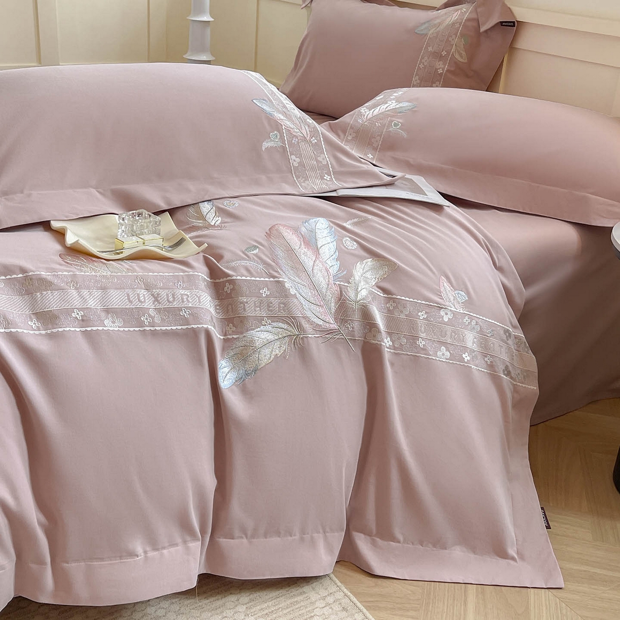 91家纺网 家纺一手货源 找家纺 2025秋冬新品A类加厚保暖全棉磨毛四件套纯棉被套重工刺绣轻奢床笠款直播热款床上用品 缦禾-红桃