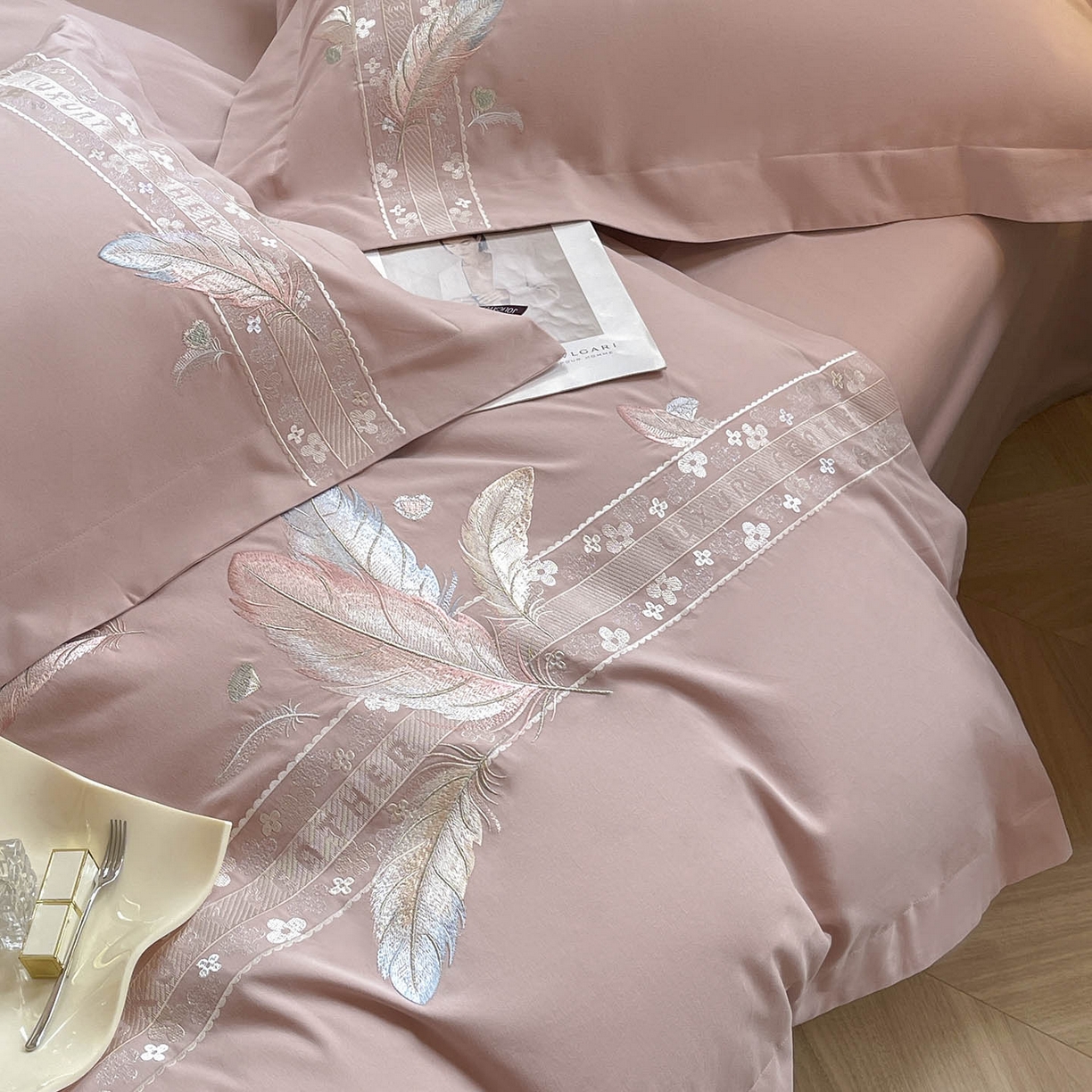 91家纺网 家纺一手货源 找家纺 2025秋冬新品A类加厚保暖全棉磨毛四件套纯棉被套重工刺绣轻奢床笠款直播热款床上用品 缦禾-红桃