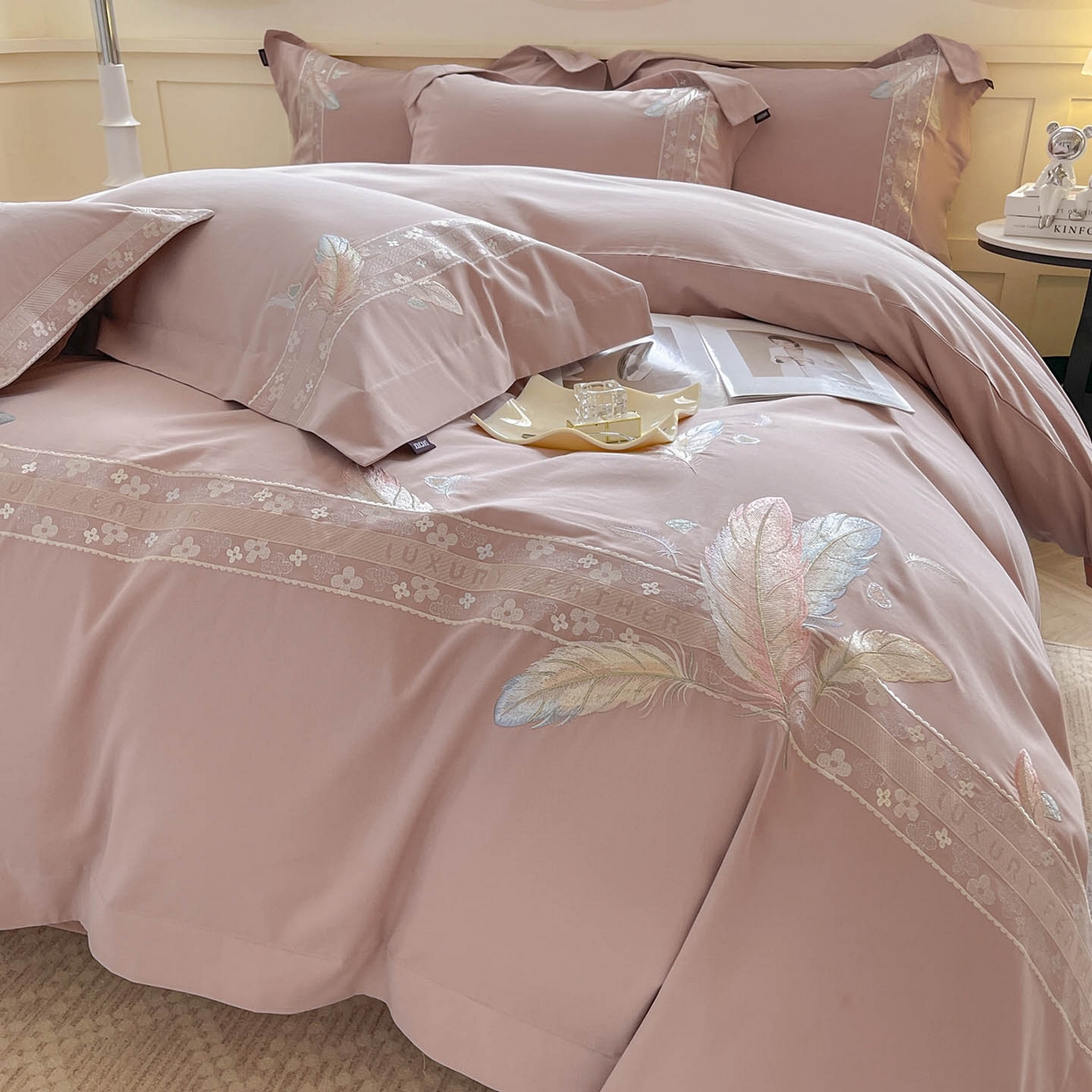 91家纺网 家纺一手货源 找家纺 2025秋冬新品A类加厚保暖全棉磨毛四件套纯棉被套重工刺绣轻奢床笠款直播热款床上用品 缦禾-红桃