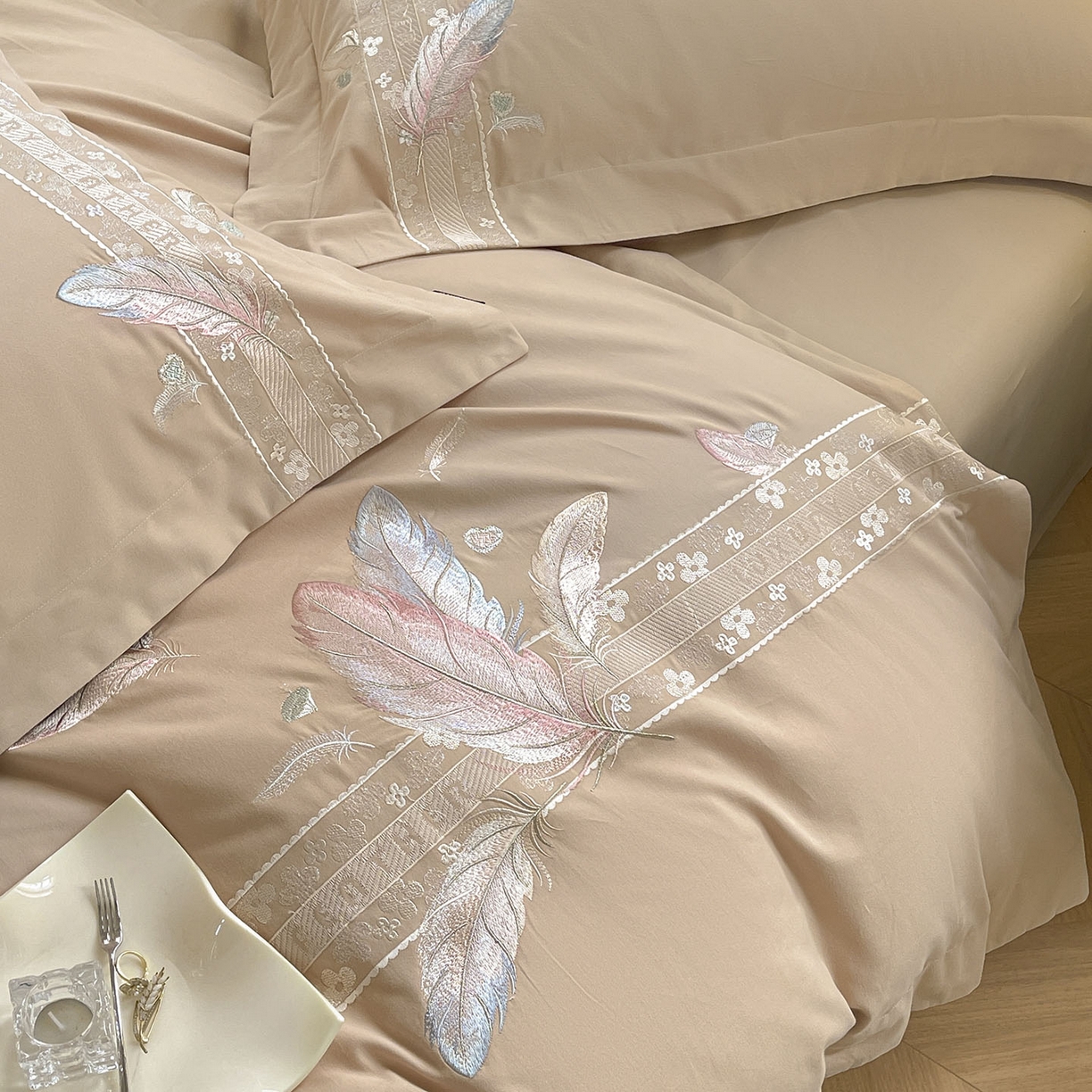 91家纺网 家纺一手货源 找家纺 2025秋冬新品A类加厚保暖全棉磨毛四件套纯棉被套重工刺绣轻奢床笠款直播热款床上用品 缦禾-拿铁