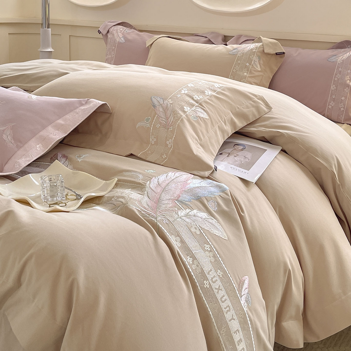 91家纺网 家纺一手货源 找家纺 2025秋冬新品A类加厚保暖全棉磨毛四件套纯棉被套重工刺绣轻奢床笠款直播热款床上用品 缦禾-拿铁