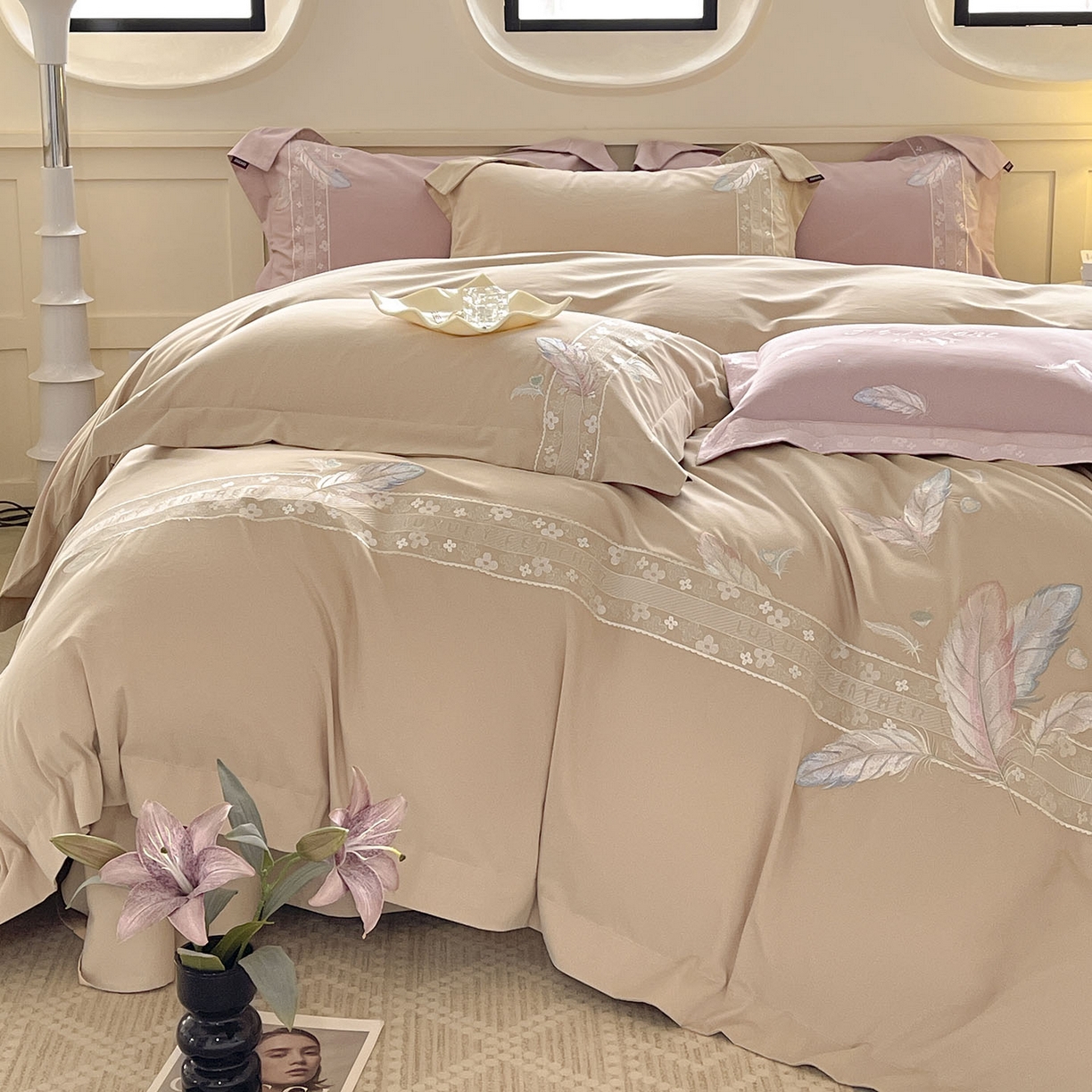 91家纺网 家纺一手货源 找家纺 2025秋冬新品A类加厚保暖全棉磨毛四件套纯棉被套重工刺绣轻奢床笠款直播热款床上用品 缦禾-拿铁