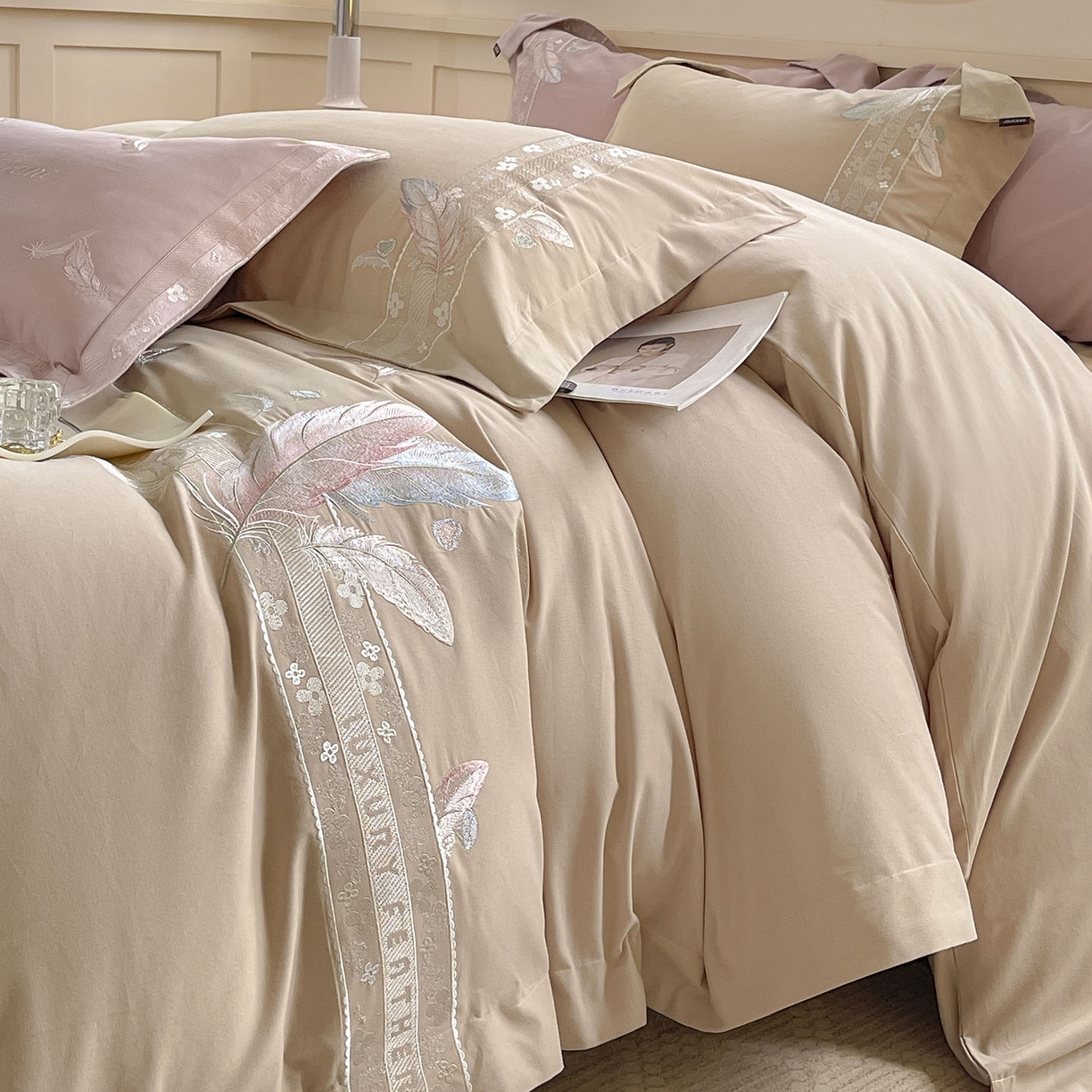 91家纺网 家纺一手货源 找家纺 2025秋冬新品A类加厚保暖全棉磨毛四件套纯棉被套重工刺绣轻奢床笠款直播热款床上用品 缦禾-拿铁