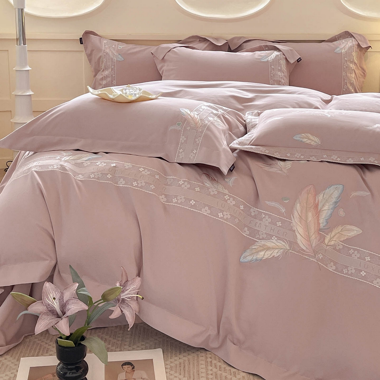 91家纺网 家纺一手货源 找家纺 2025秋冬新品A类加厚保暖全棉磨毛四件套纯棉被套重工刺绣轻奢床笠款直播热款床上用品 缦禾-红桃