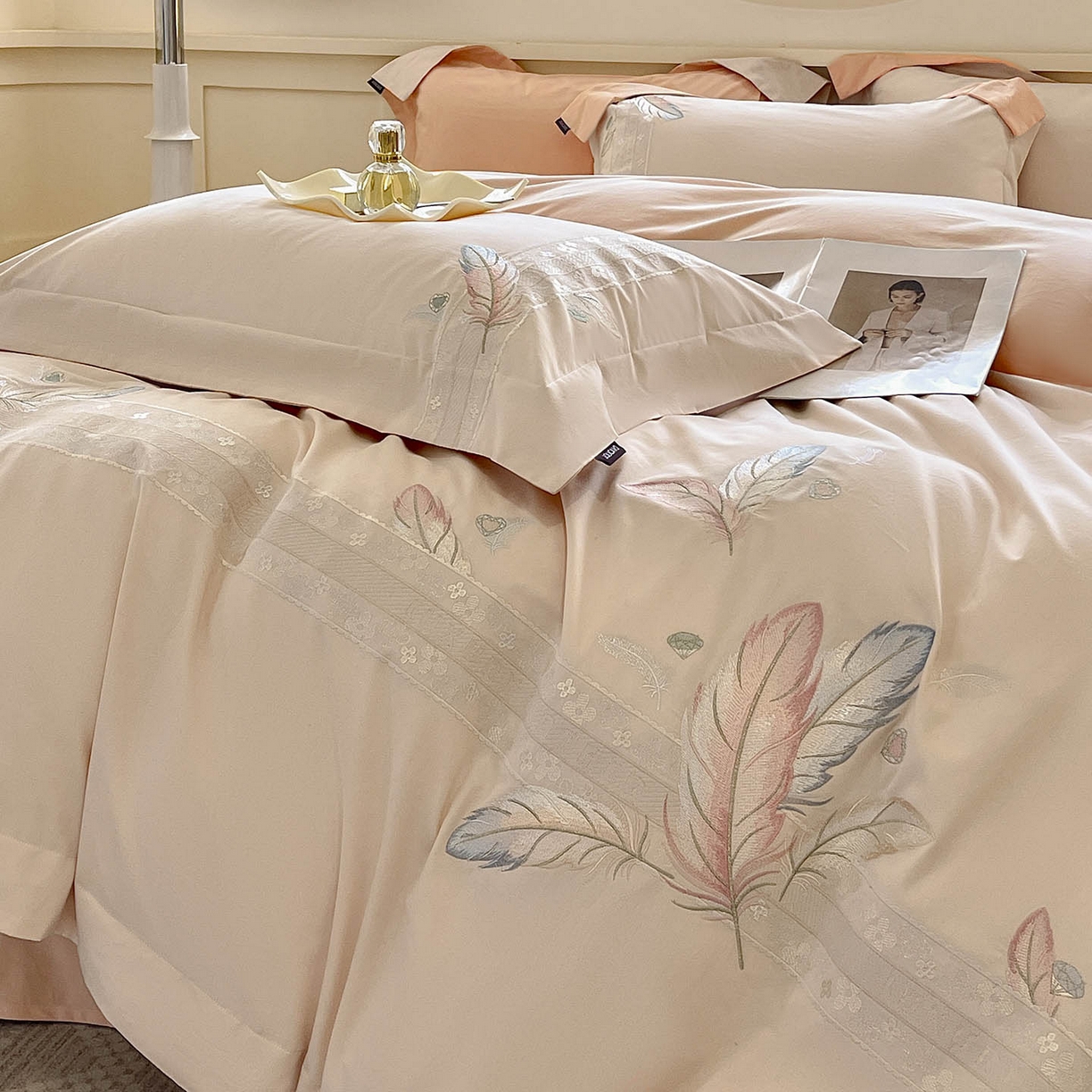 91家纺网 家纺一手货源 找家纺 2025秋冬新品A类加厚保暖全棉磨毛四件套纯棉被套重工刺绣轻奢床笠款直播热款床上用品 缦禾-白桃