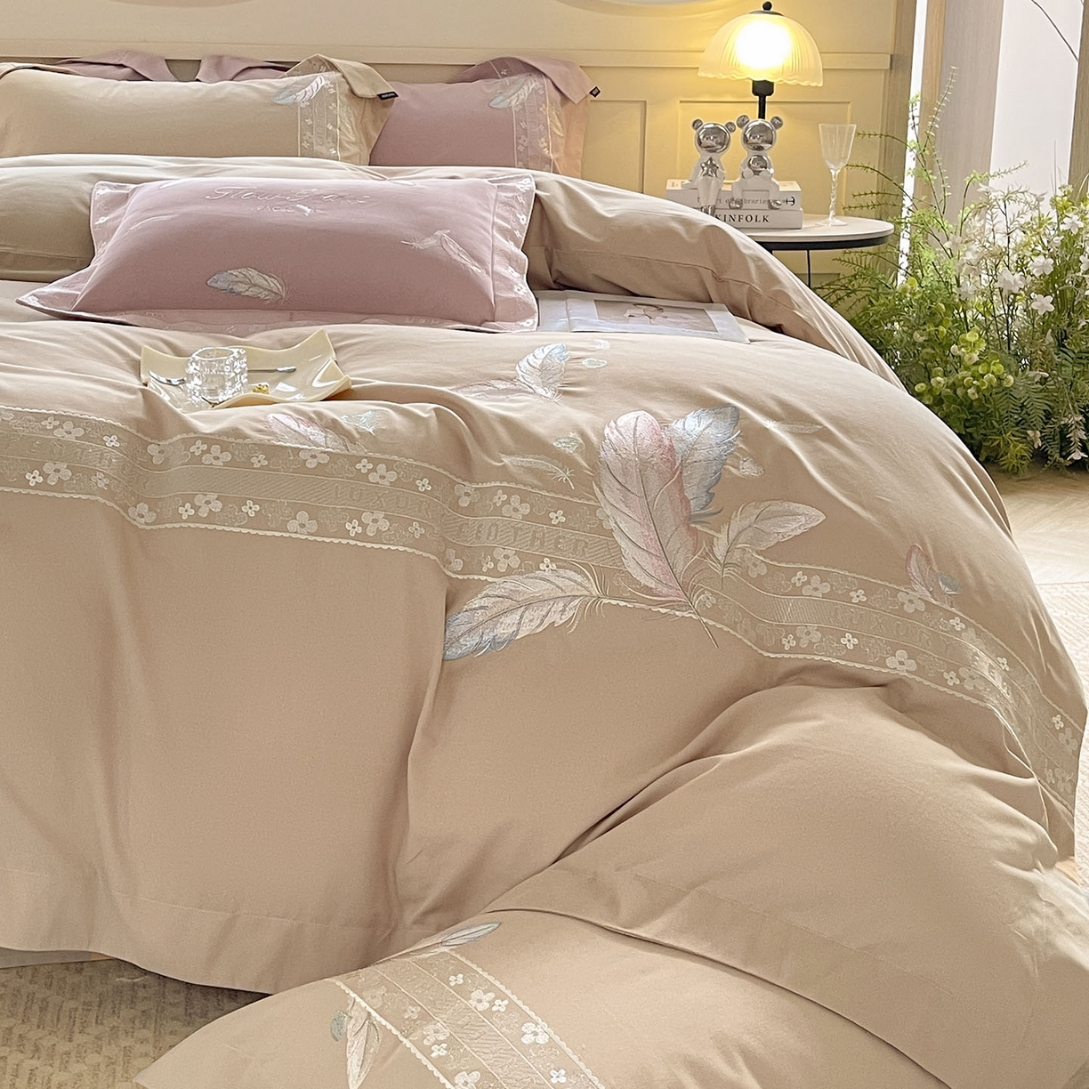 91家纺网 家纺一手货源 找家纺 2025秋冬新品A类加厚保暖全棉磨毛四件套纯棉被套重工刺绣轻奢床笠款直播热款床上用品 缦禾-拿铁