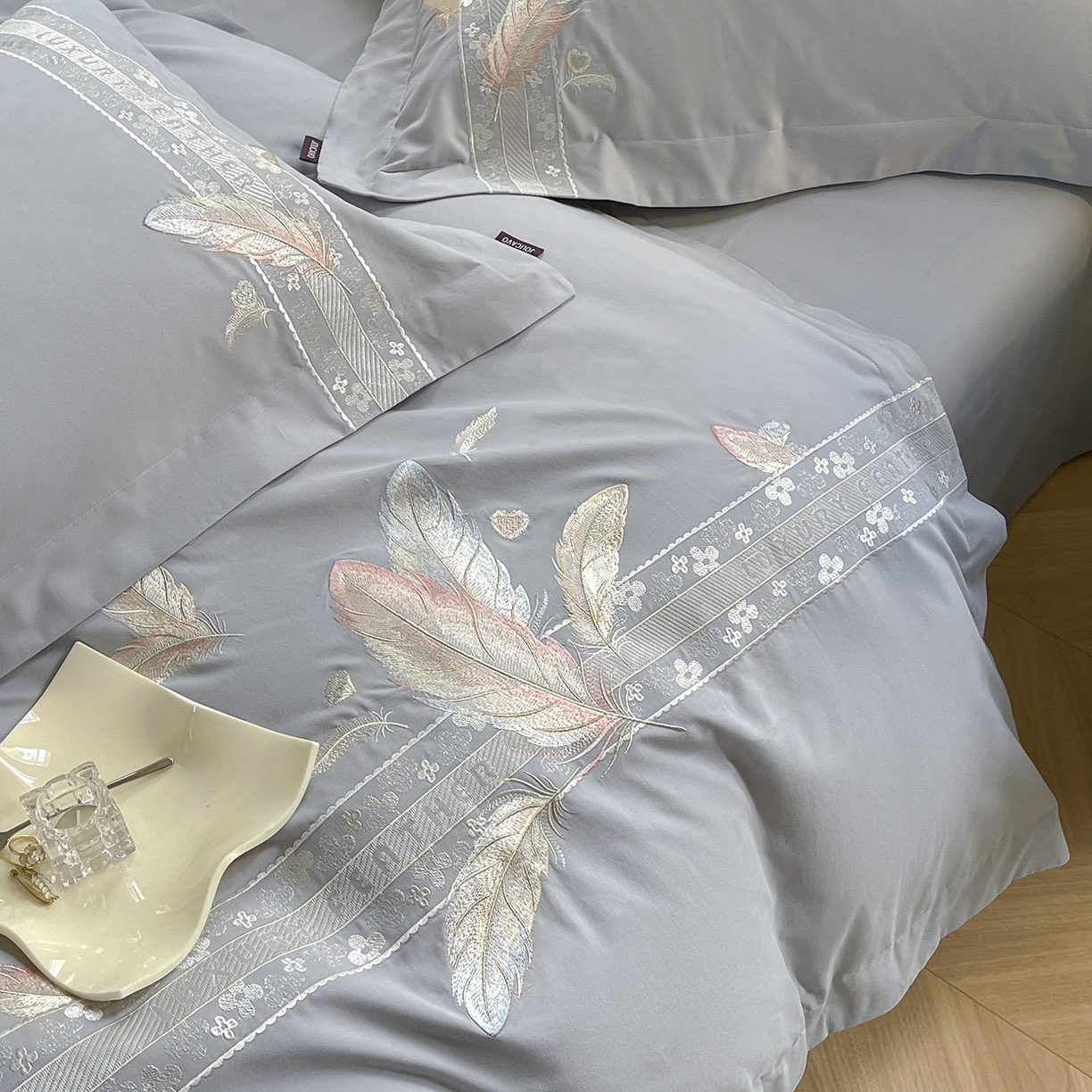 91家纺网 家纺一手货源 找家纺 2025秋冬新品A类加厚保暖全棉磨毛四件套纯棉被套重工刺绣轻奢床笠款直播热款床上用品 缦禾-夜灰