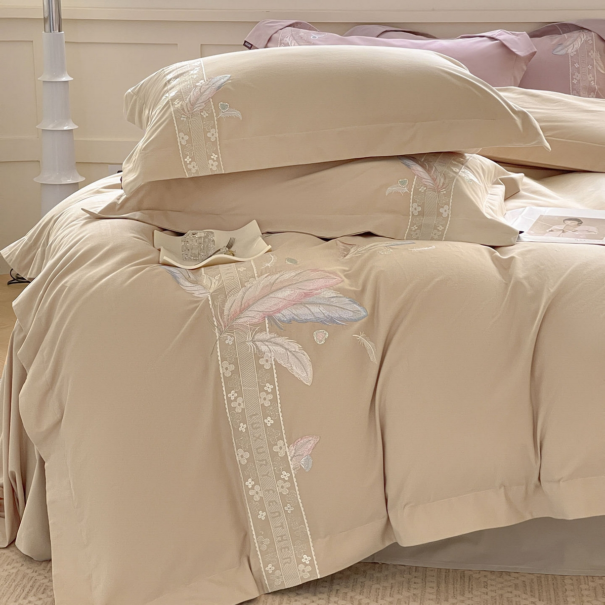 91家纺网 家纺一手货源 找家纺 2025秋冬新品A类加厚保暖全棉磨毛四件套纯棉被套重工刺绣轻奢床笠款直播热款床上用品 缦禾-拿铁