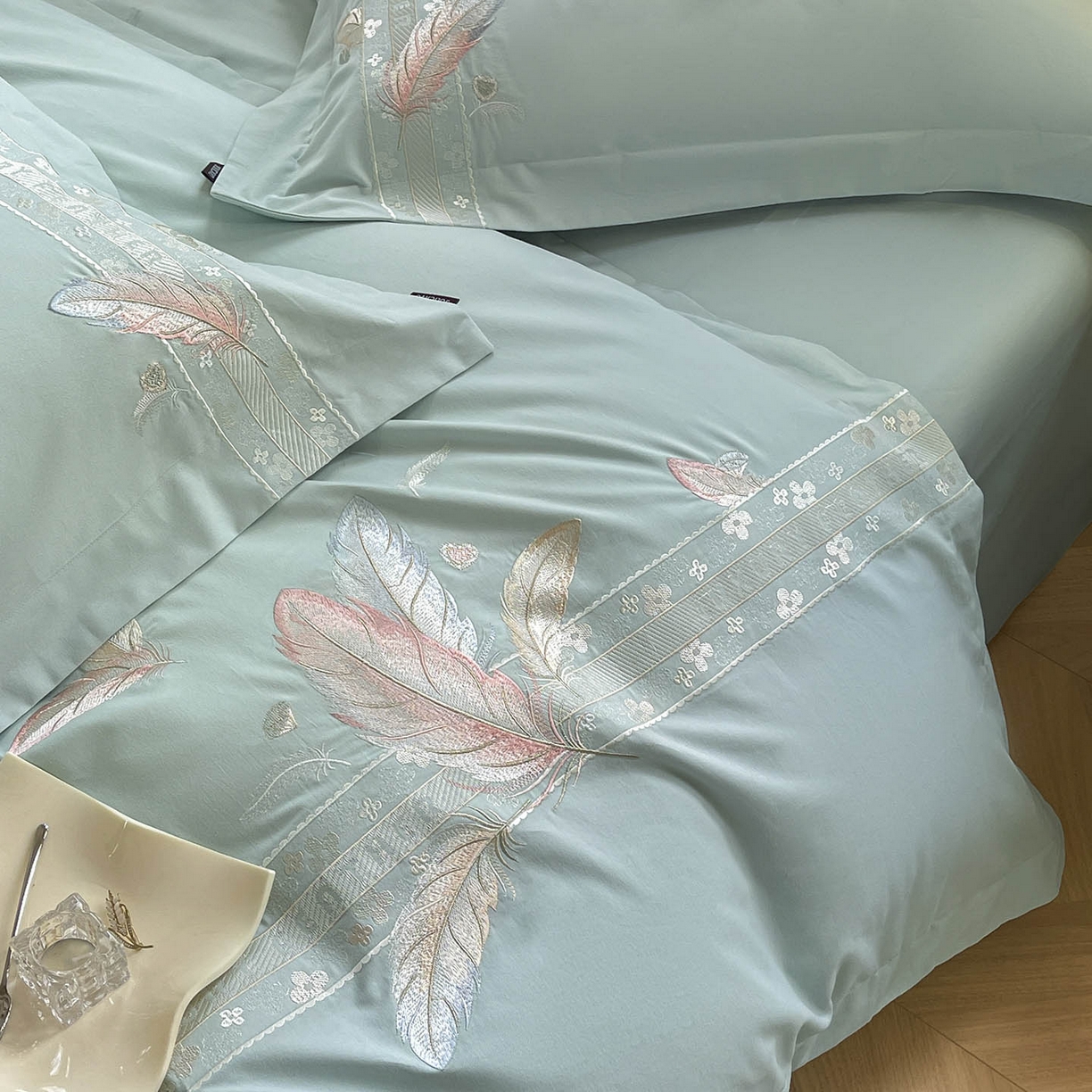 91家纺网 家纺一手货源 找家纺 2025秋冬新品A类加厚保暖全棉磨毛四件套纯棉被套重工刺绣轻奢床笠款直播热款床上用品 缦禾-茶绿