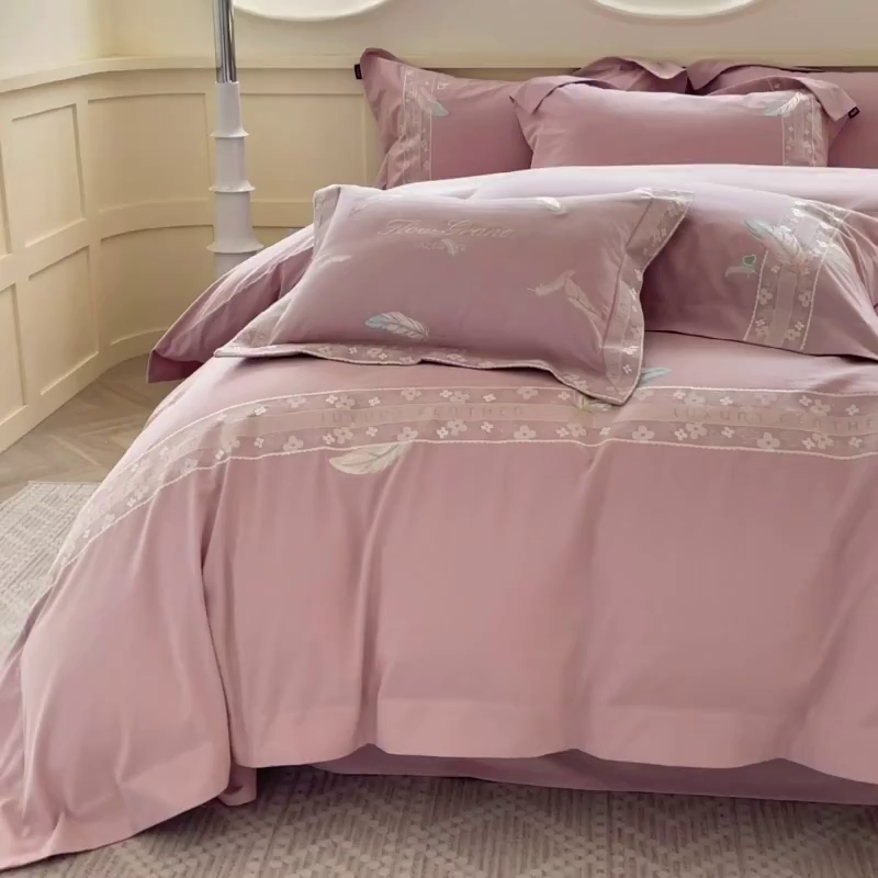 91家纺网 家纺一手货源 找家纺 2025秋冬新品A类加厚保暖全棉磨毛四件套纯棉被套重工刺绣轻奢床笠款直播热款床上用品 缦禾-红桃