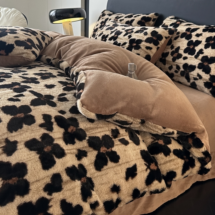 91家纺网 家纺一手货源 找家纺 居易简 2025新款亲肤保暖皮草绒牛奶绒AB面美拉德抽条兔毛绒四件套 蝴蝶咖