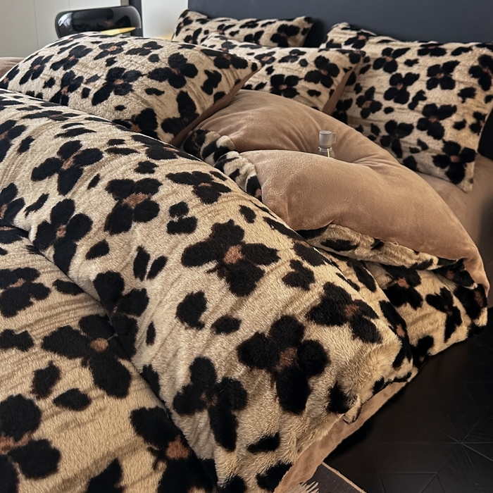 91家纺网 家纺一手货源 找家纺 居易简 2025新款亲肤保暖皮草绒牛奶绒AB面美拉德抽条兔毛绒四件套 蝴蝶咖