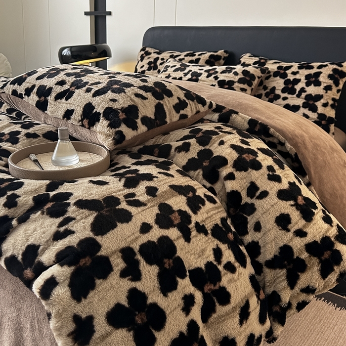 91家纺网 家纺一手货源 找家纺 居易简 2025新款亲肤保暖皮草绒牛奶绒AB面美拉德抽条兔毛绒四件套 蝴蝶咖