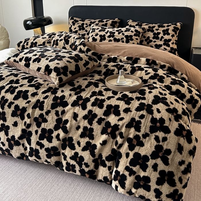 91家纺网 家纺一手货源 找家纺 居易简 2025新款亲肤保暖皮草绒牛奶绒AB面美拉德抽条兔毛绒四件套 蝴蝶咖