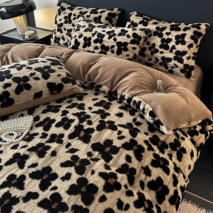 91家纺网 家纺一手货源 找家纺 居易简 2025新款亲肤保暖皮草绒牛奶绒AB面美拉德抽条兔毛绒四件套 蝴蝶咖