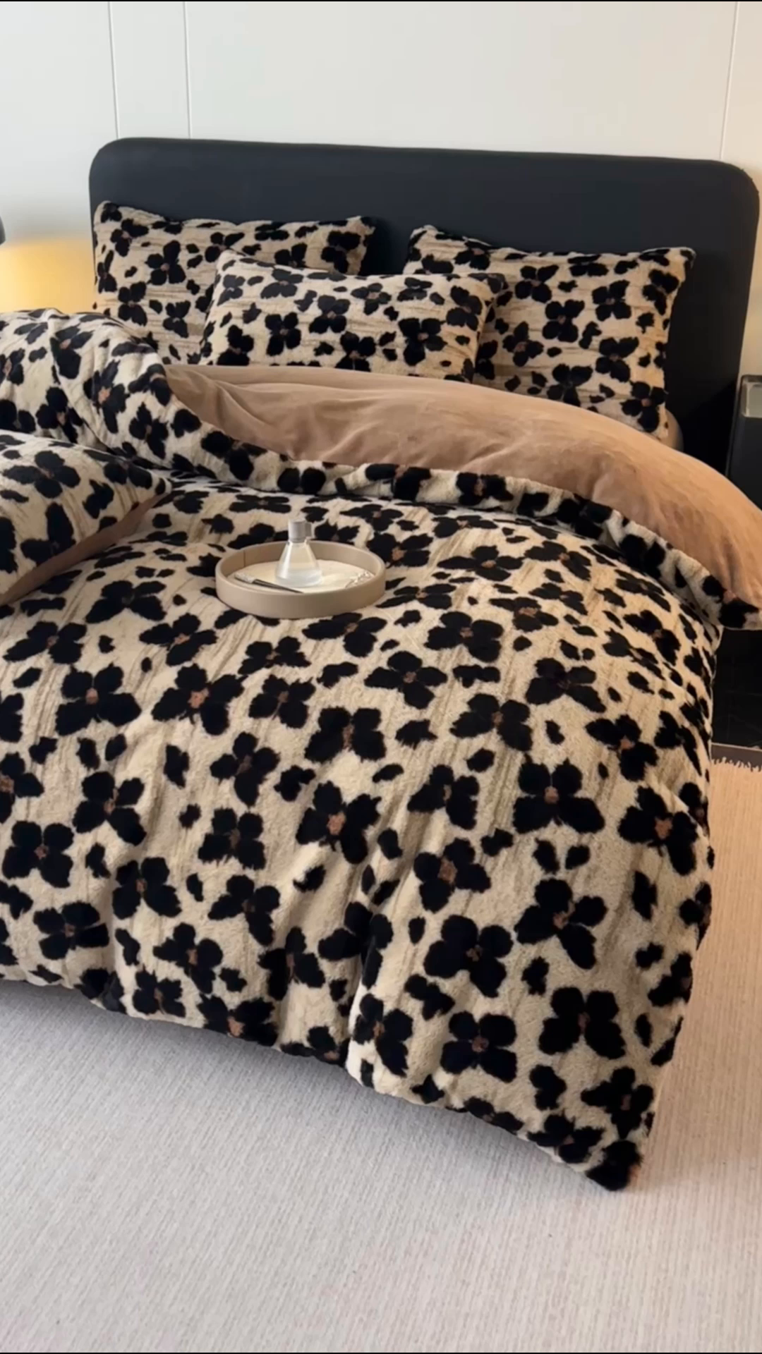 91家纺网 家纺一手货源 找家纺 居易简 2025新款亲肤保暖皮草绒牛奶绒AB面美拉德抽条兔毛绒四件套 蝴蝶咖