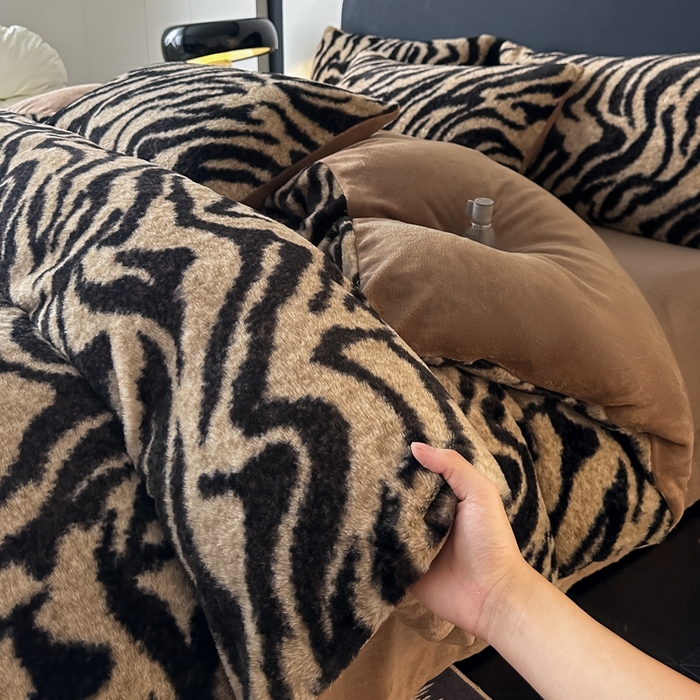 91家纺网 家纺一手货源 找家纺 居易简 2025新款亲肤保暖皮草绒牛奶绒AB面美拉德抽条兔毛绒四件套 虎纹咖