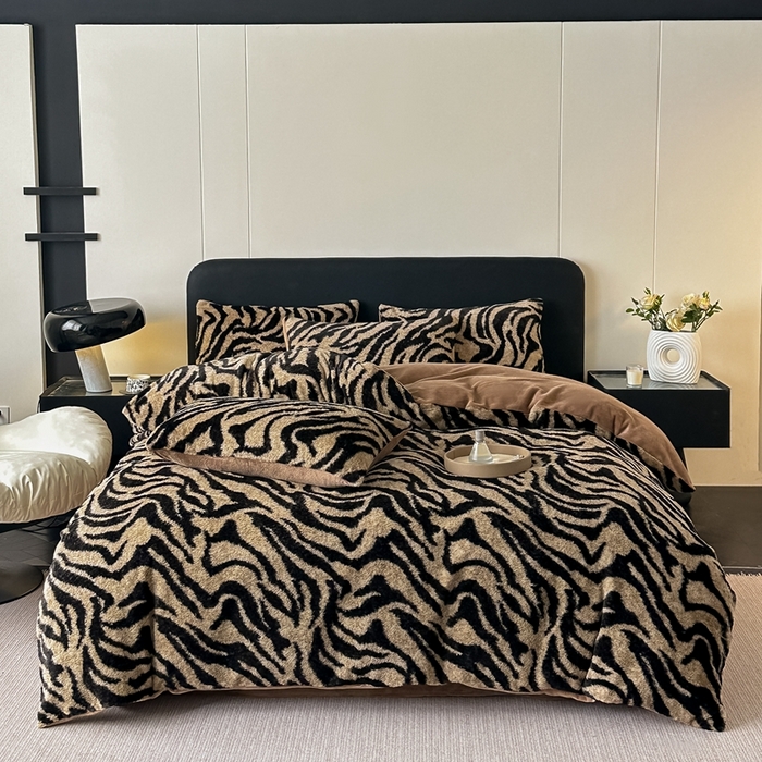 91家纺网 家纺一手货源 找家纺 居易简 2025新款亲肤保暖皮草绒牛奶绒AB面美拉德抽条兔毛绒四件套 虎纹咖