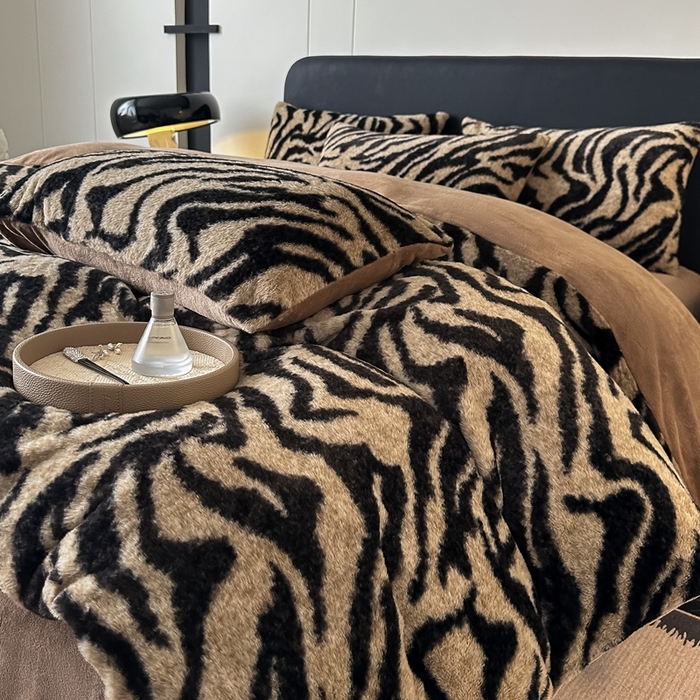 91家纺网 家纺一手货源 找家纺 居易简 2025新款亲肤保暖皮草绒牛奶绒AB面美拉德抽条兔毛绒四件套 虎纹咖