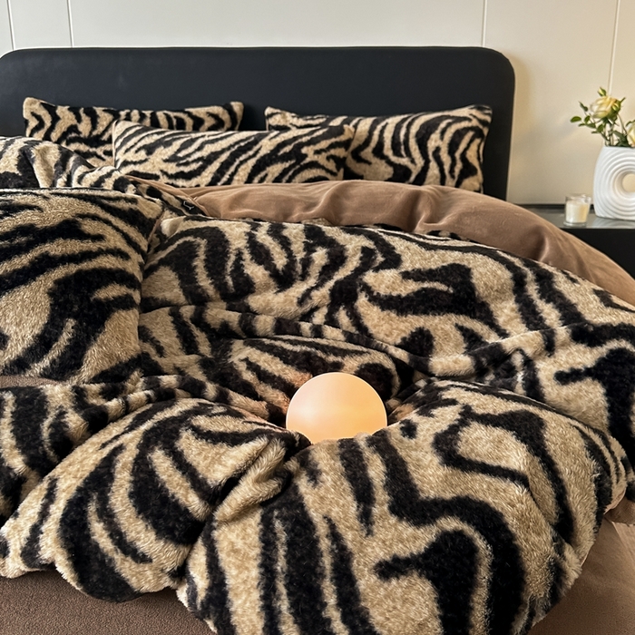 91家纺网 家纺一手货源 找家纺 居易简 2025新款亲肤保暖皮草绒牛奶绒AB面美拉德抽条兔毛绒四件套 虎纹咖