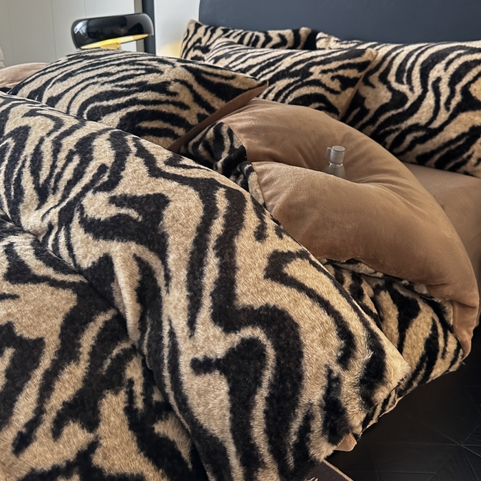 91家纺网 家纺一手货源 找家纺 居易简 2025新款亲肤保暖皮草绒牛奶绒AB面美拉德抽条兔毛绒四件套 虎纹咖