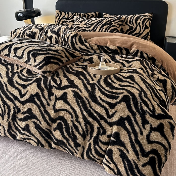 91家纺网 家纺一手货源 找家纺 居易简 2025新款亲肤保暖皮草绒牛奶绒AB面美拉德抽条兔毛绒四件套 虎纹咖