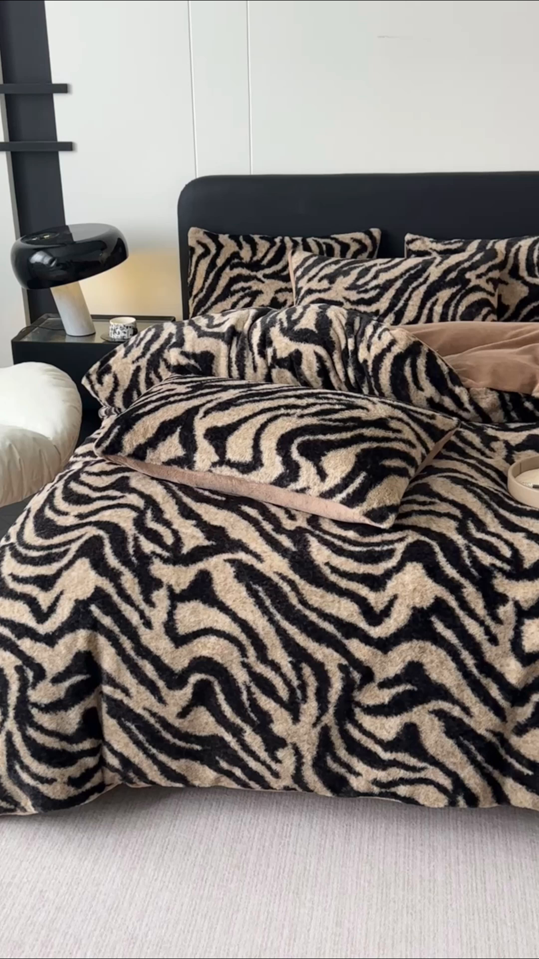 91家纺网 家纺一手货源 找家纺 居易简 2025新款亲肤保暖皮草绒牛奶绒AB面美拉德抽条兔毛绒四件套 虎纹咖