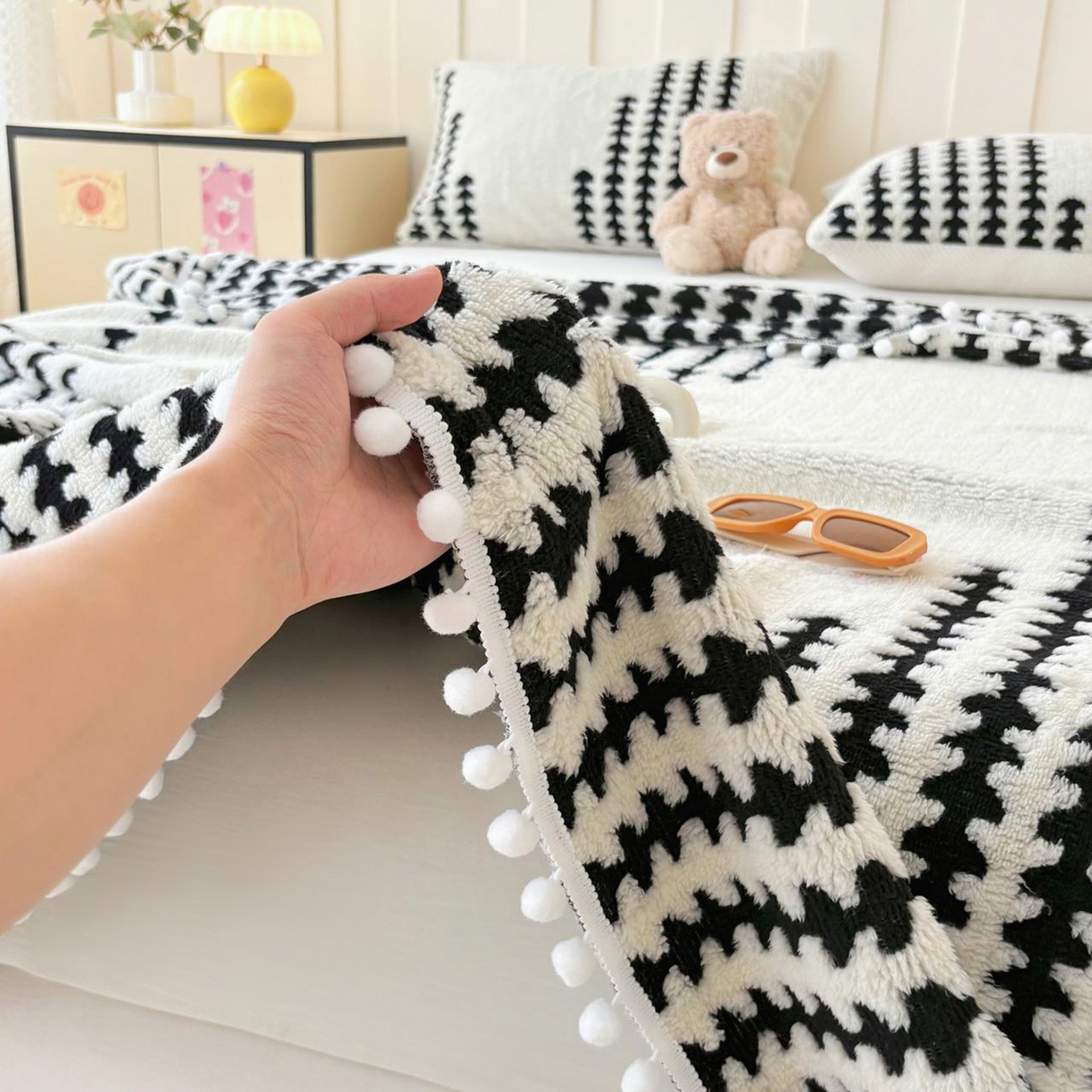 91家纺网 家纺一手货源 找家纺 恋佳居 2025新款高克重提花舒棉绒吊球花边毛毯 节节高-黑色