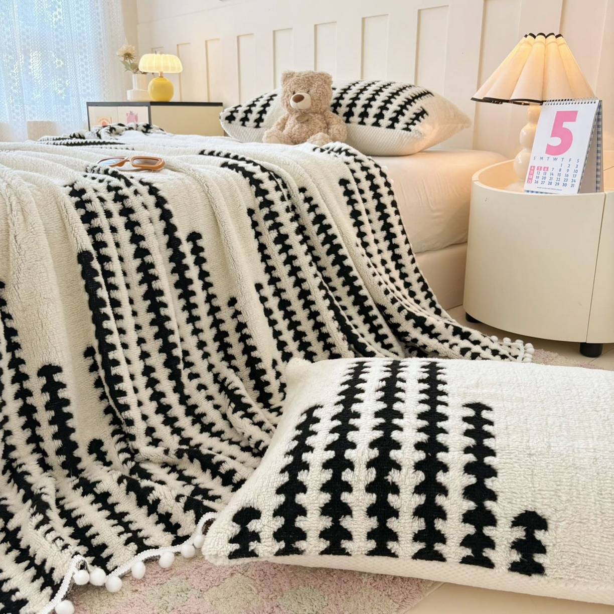 91家纺网 家纺一手货源 找家纺 恋佳居 2025新款高克重提花舒棉绒吊球花边毛毯 节节高-黑色