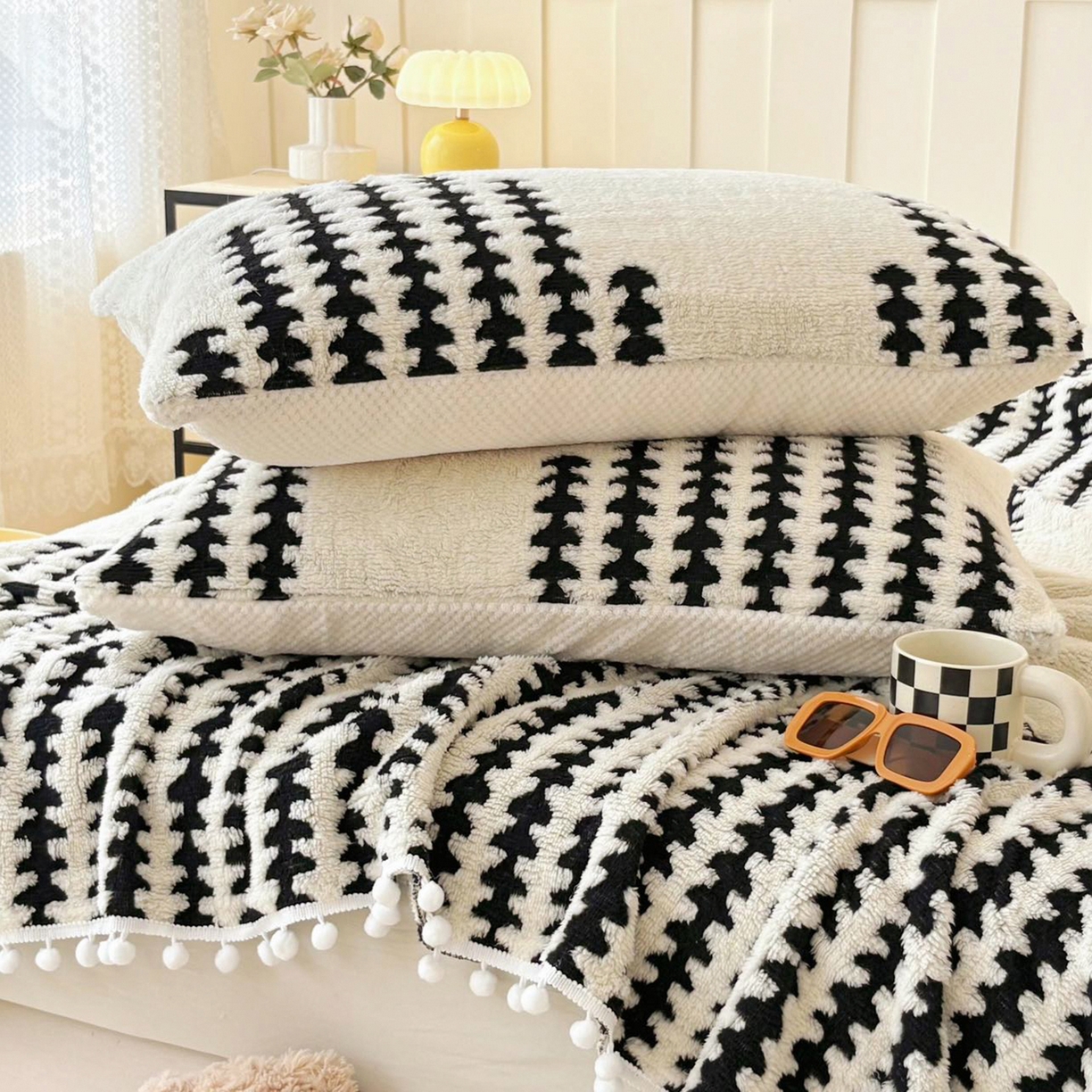 91家纺网 家纺一手货源 找家纺 恋佳居 2025新款高克重提花舒棉绒吊球花边毛毯 节节高-黑色