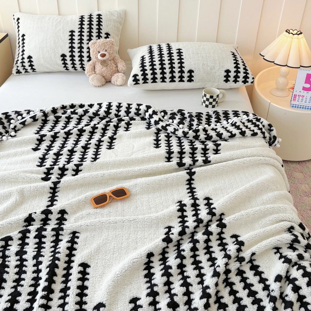 91家纺网 家纺一手货源 找家纺 恋佳居 2025新款高克重提花舒棉绒吊球花边毛毯 节节高-黑色