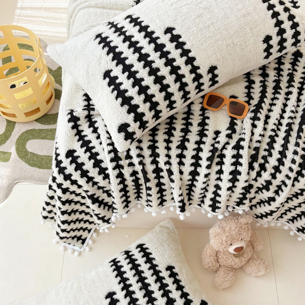 91家纺网 家纺一手货源 找家纺 恋佳居 2025新款高克重提花舒棉绒吊球花边毛毯 节节高-黑色