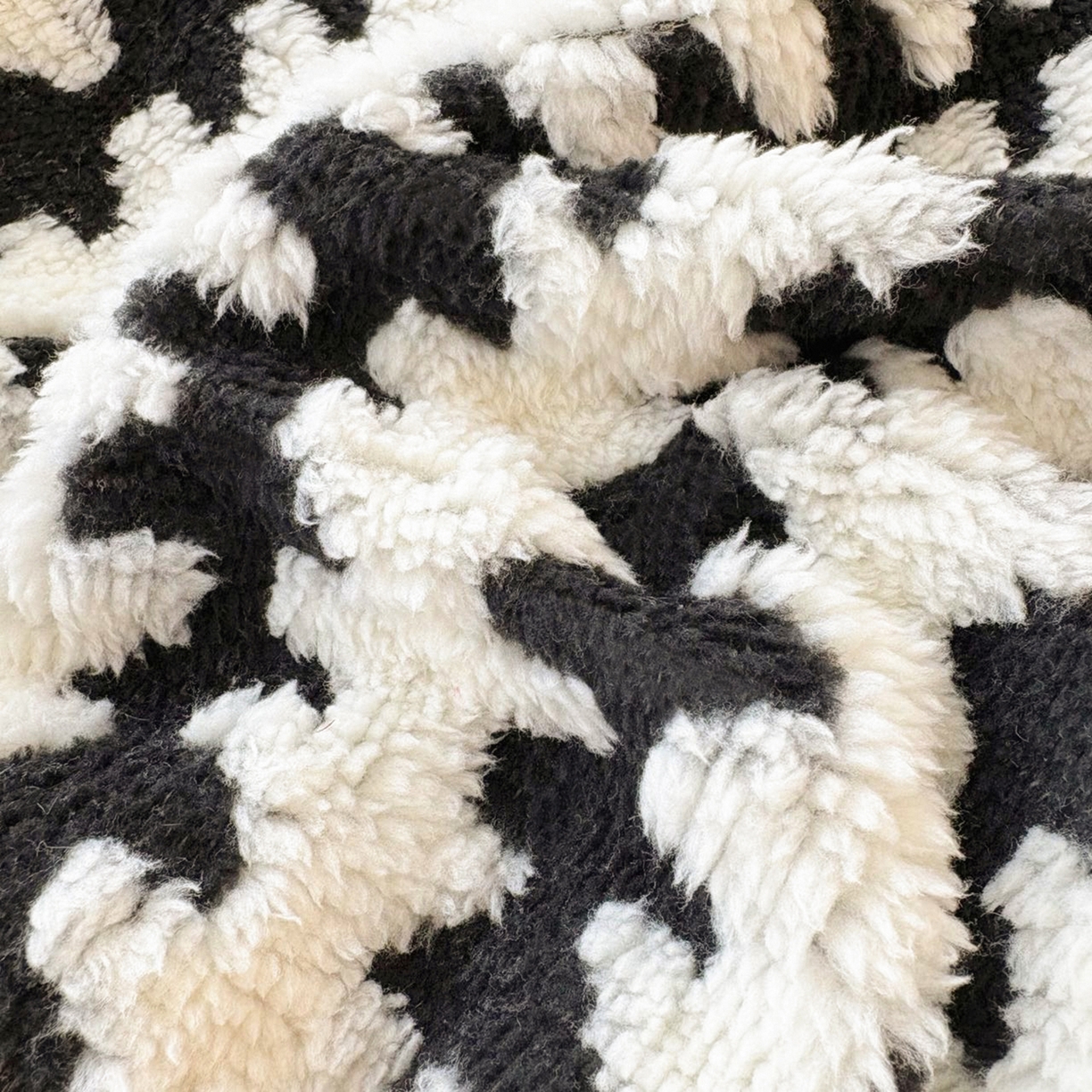 91家纺网 家纺一手货源 找家纺 恋佳居 2025新款高克重提花舒棉绒吊球花边毛毯 节节高-黑色