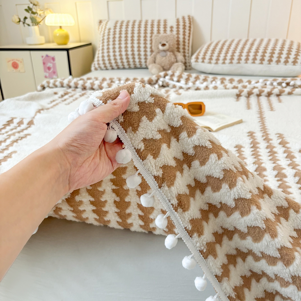 91家纺网 家纺一手货源 找家纺 恋佳居 2025新款高克重提花舒棉绒吊球花边毛毯 节节高-卡其色