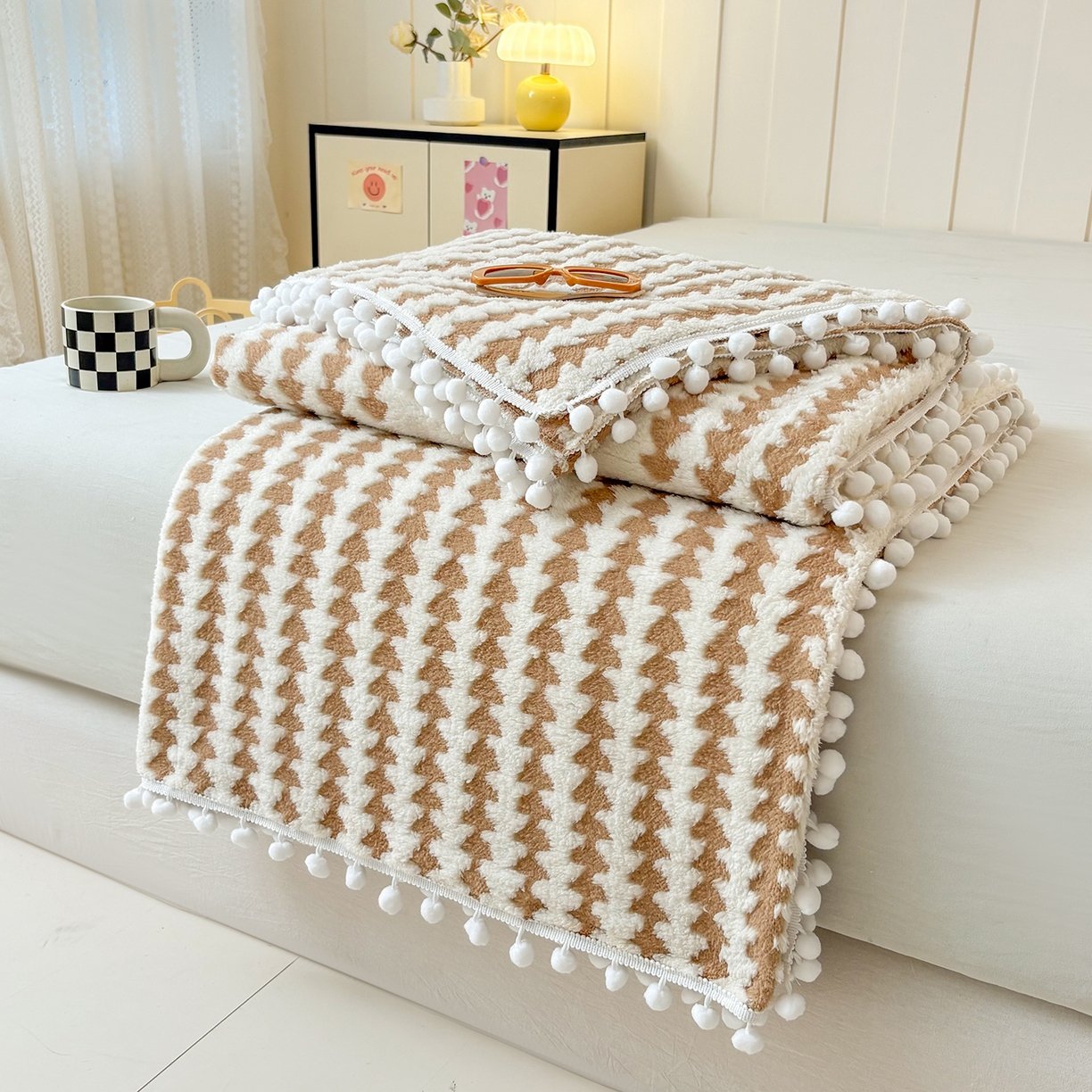 91家纺网 家纺一手货源 找家纺 恋佳居 2025新款高克重提花舒棉绒吊球花边毛毯 节节高-卡其色