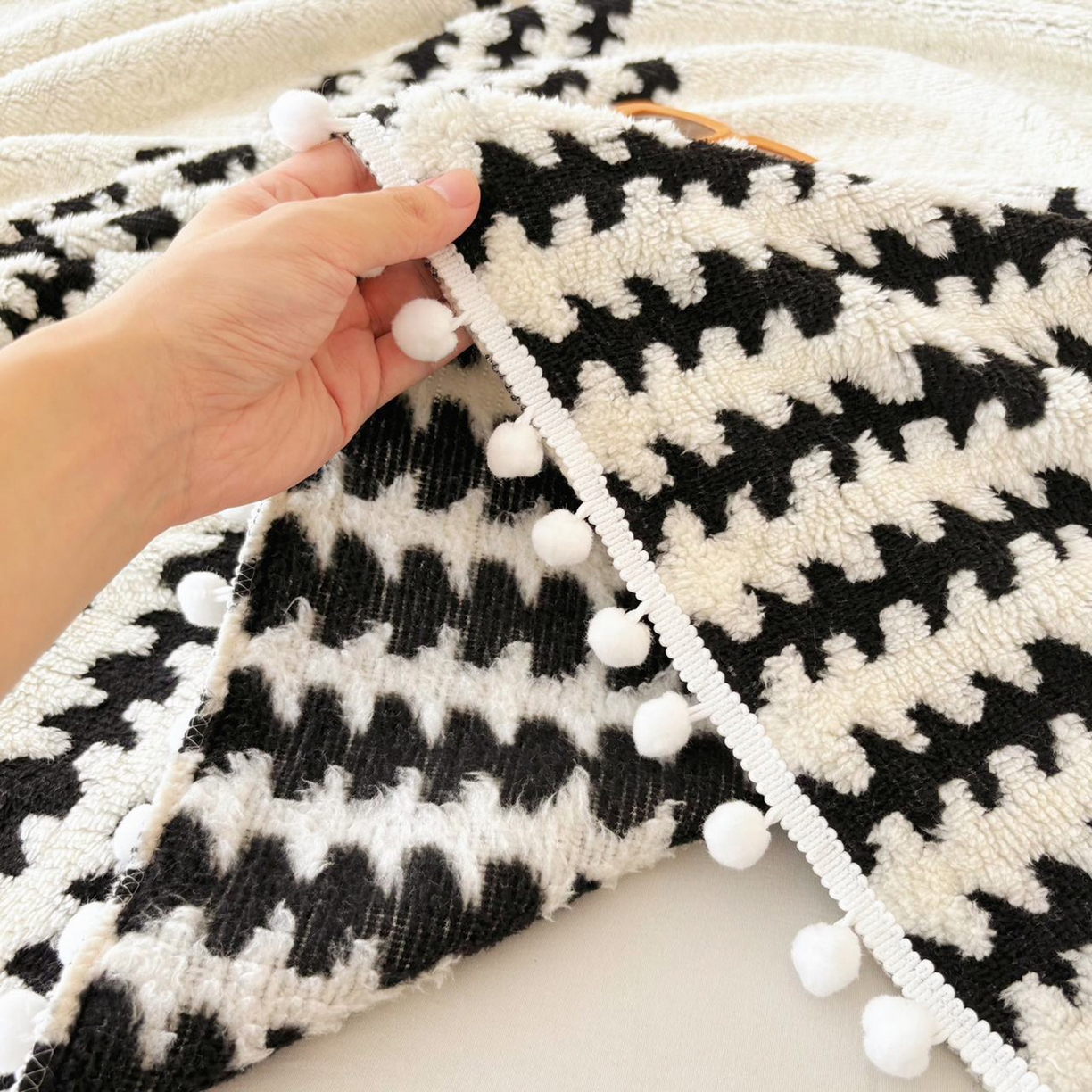 91家纺网 家纺一手货源 找家纺 恋佳居 2025新款高克重提花舒棉绒吊球花边毛毯 节节高-黑色