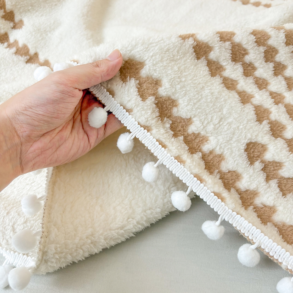 91家纺网 家纺一手货源 找家纺 恋佳居 2025新款高克重提花舒棉绒吊球花边毛毯 节节高-卡其色