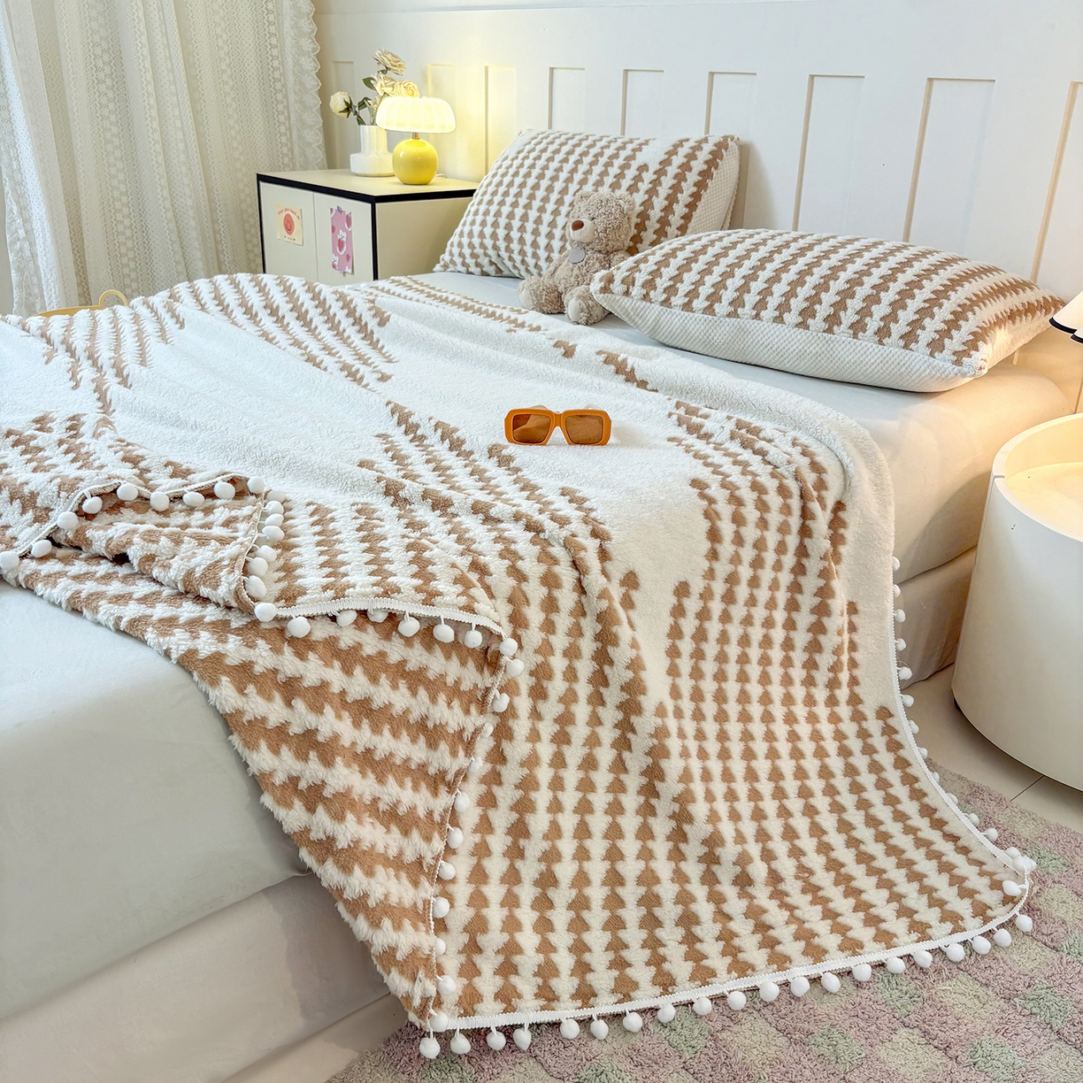 91家纺网 家纺一手货源 找家纺 恋佳居 2025新款高克重提花舒棉绒吊球花边毛毯 节节高-卡其色