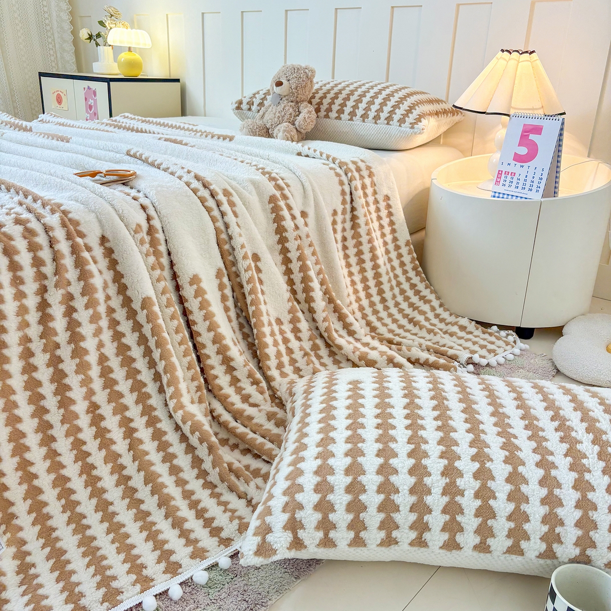 91家纺网 家纺一手货源 找家纺 恋佳居 2025新款高克重提花舒棉绒吊球花边毛毯 节节高-卡其色