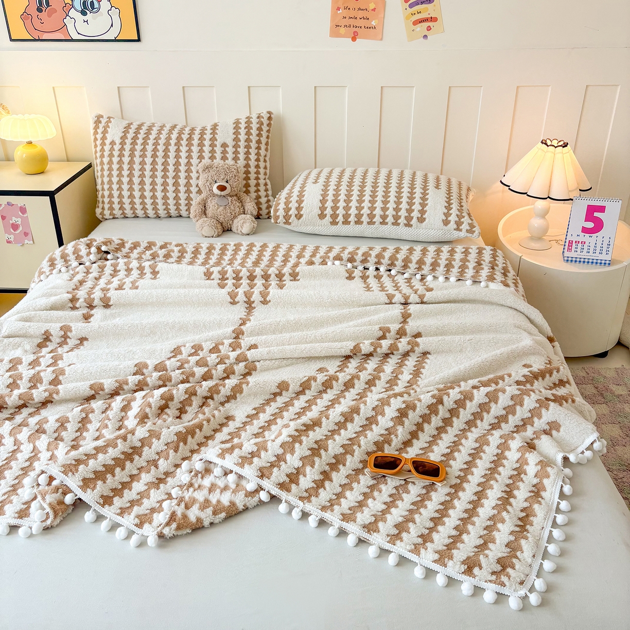 91家纺网 家纺一手货源 找家纺 恋佳居 2025新款高克重提花舒棉绒吊球花边毛毯 节节高-卡其色