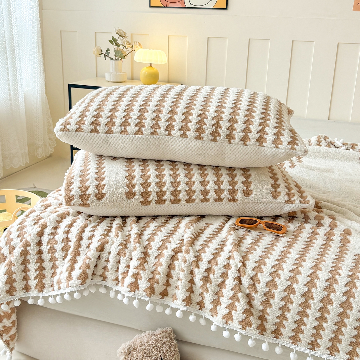 91家纺网 家纺一手货源 找家纺 恋佳居 2025新款高克重提花舒棉绒吊球花边毛毯 节节高-卡其色