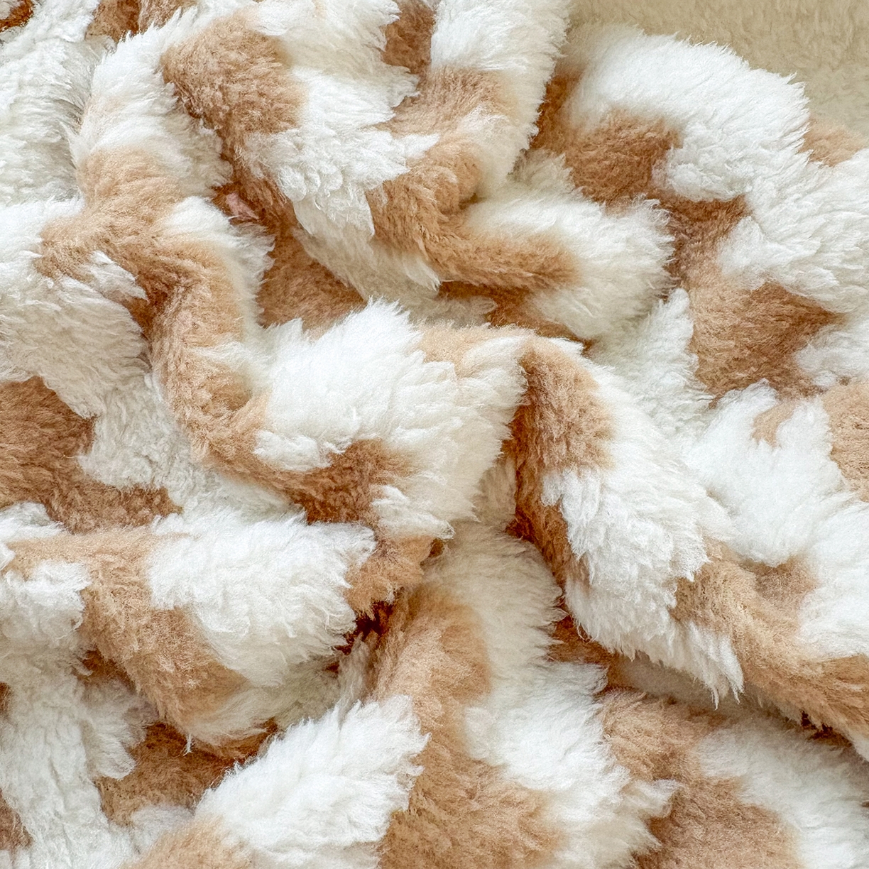 91家纺网 家纺一手货源 找家纺 恋佳居 2025新款高克重提花舒棉绒吊球花边毛毯 节节高-卡其色