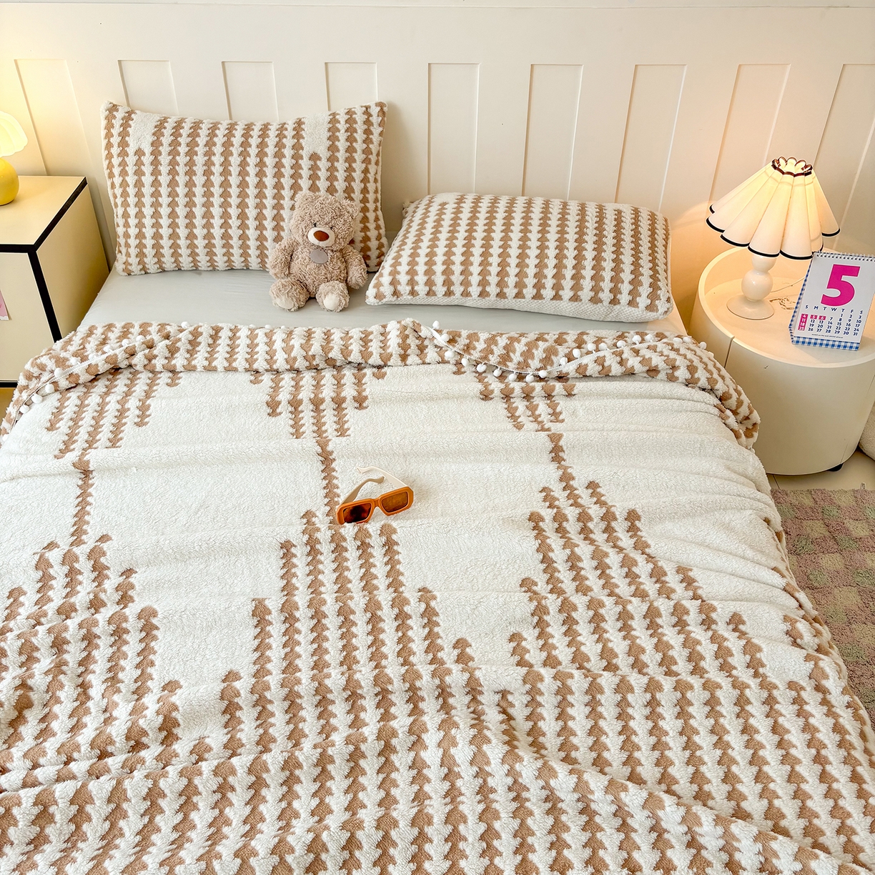 91家纺网 家纺一手货源 找家纺 恋佳居 2025新款高克重提花舒棉绒吊球花边毛毯 节节高-卡其色