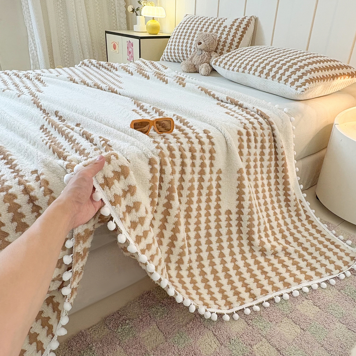 91家纺网 家纺一手货源 找家纺 恋佳居 2025新款高克重提花舒棉绒吊球花边毛毯 节节高-卡其色