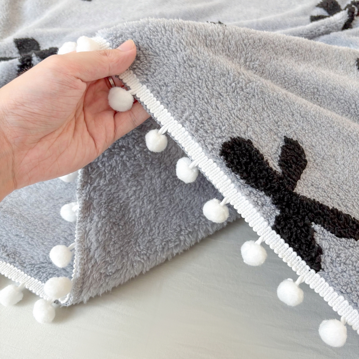 91家纺网 家纺一手货源 找家纺 恋佳居 2025新款高克重提花舒棉绒吊球花边毛毯 蝴蝶结