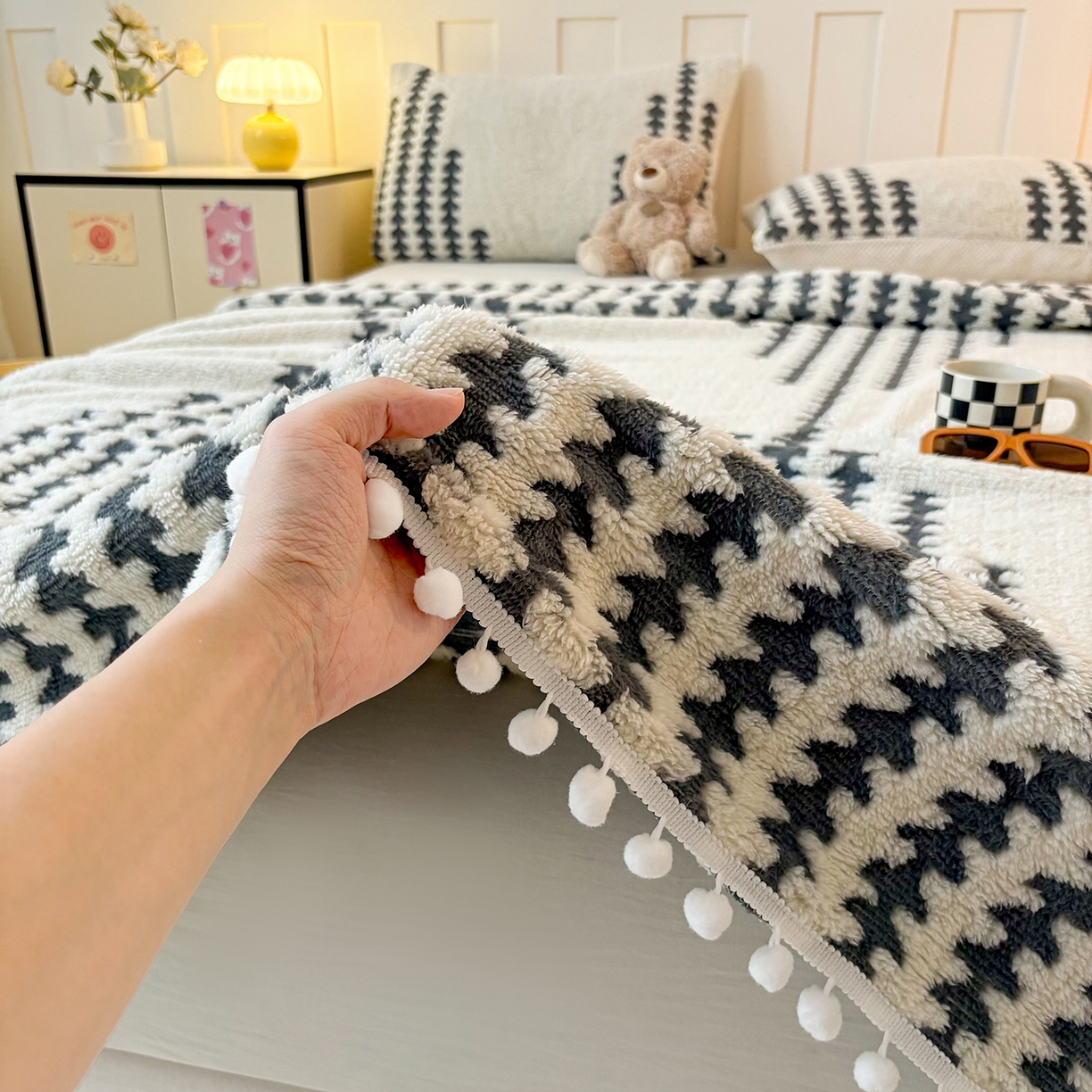 91家纺网 家纺一手货源 找家纺 恋佳居 2025新款高克重提花舒棉绒吊球花边毛毯 节节高-灰色