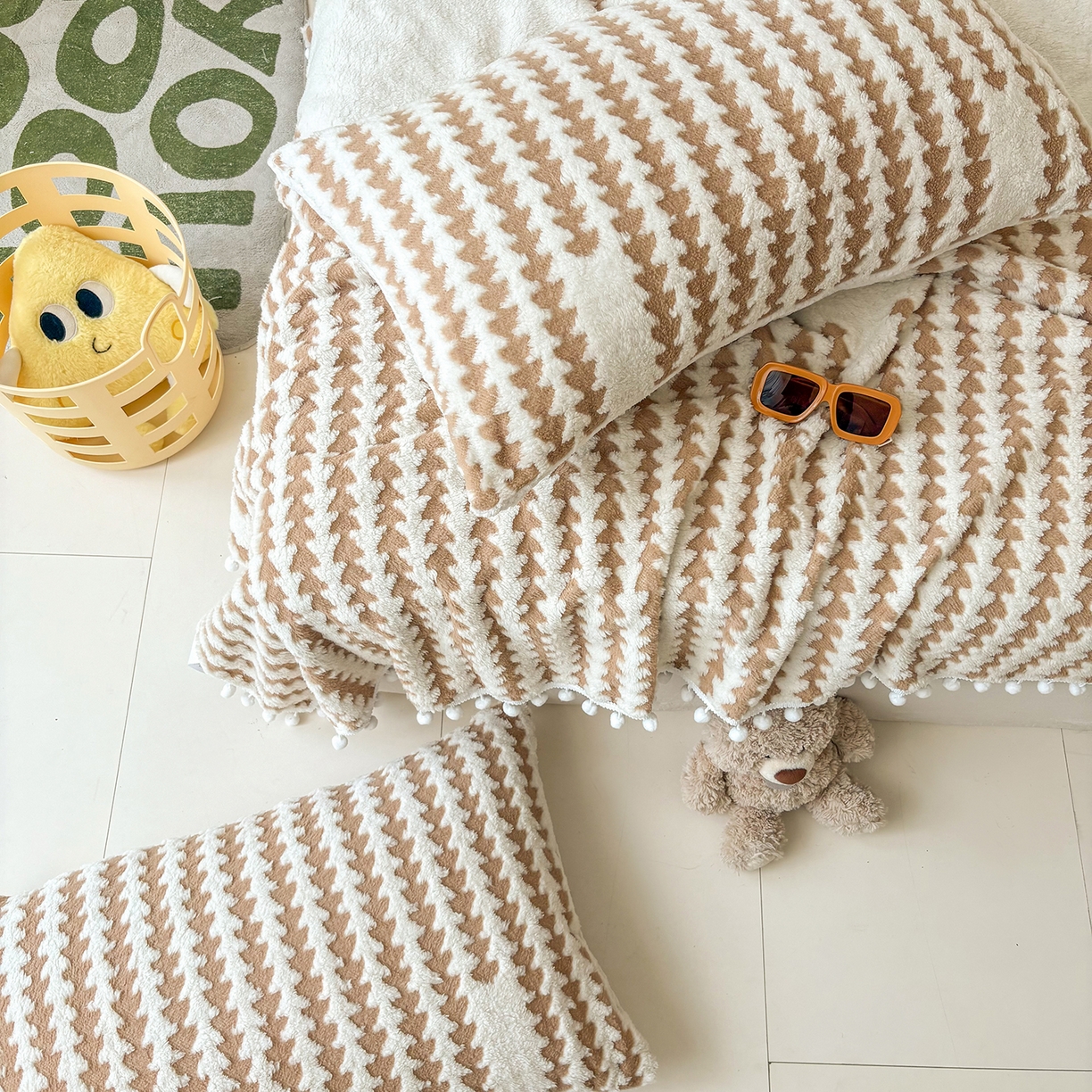 91家纺网 家纺一手货源 找家纺 恋佳居 2025新款高克重提花舒棉绒吊球花边毛毯 节节高-卡其色