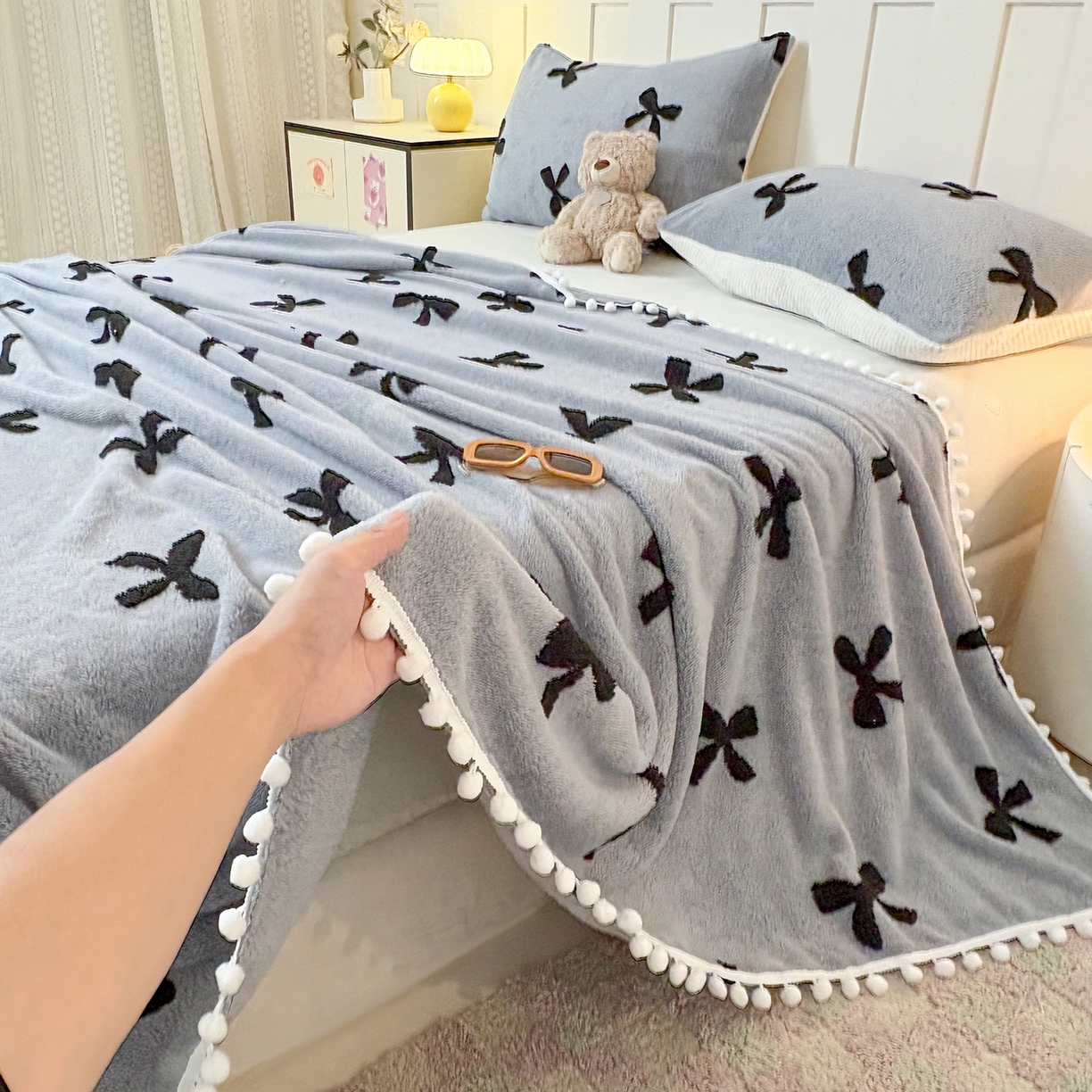 91家纺网 家纺一手货源 找家纺 恋佳居 2025新款高克重提花舒棉绒吊球花边毛毯 蝴蝶结