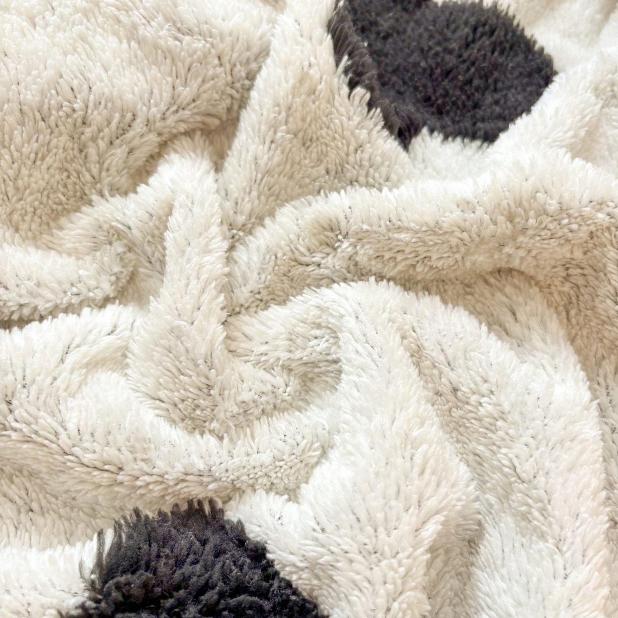 91家纺网 家纺一手货源 找家纺 恋佳居 2025新款高克重提花舒棉绒吊球花边毛毯 蝶儿飞